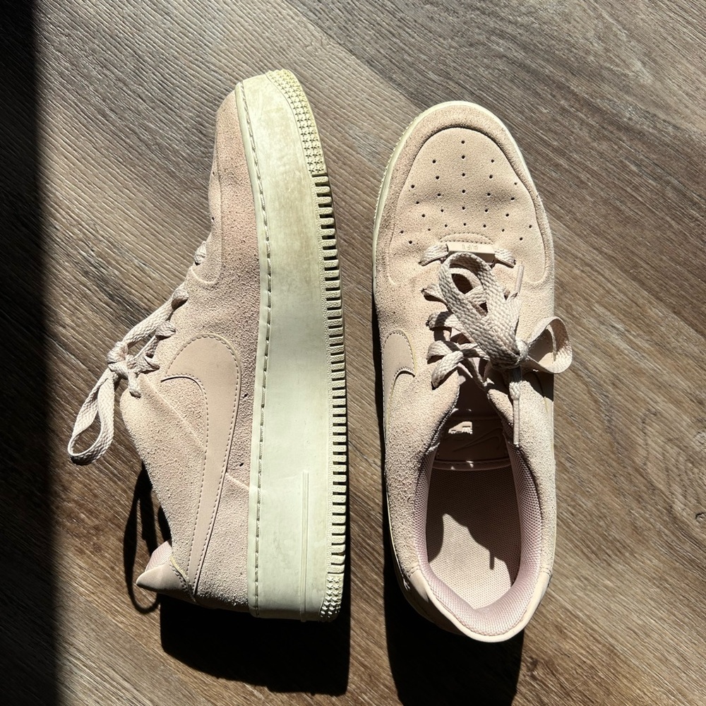 Nike Blush Sneakers Classic Low-Top Design